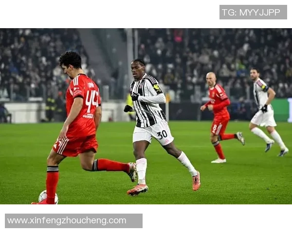 欧冠焦点战巴萨与曼城互交白卷争议判罚引发全场热议